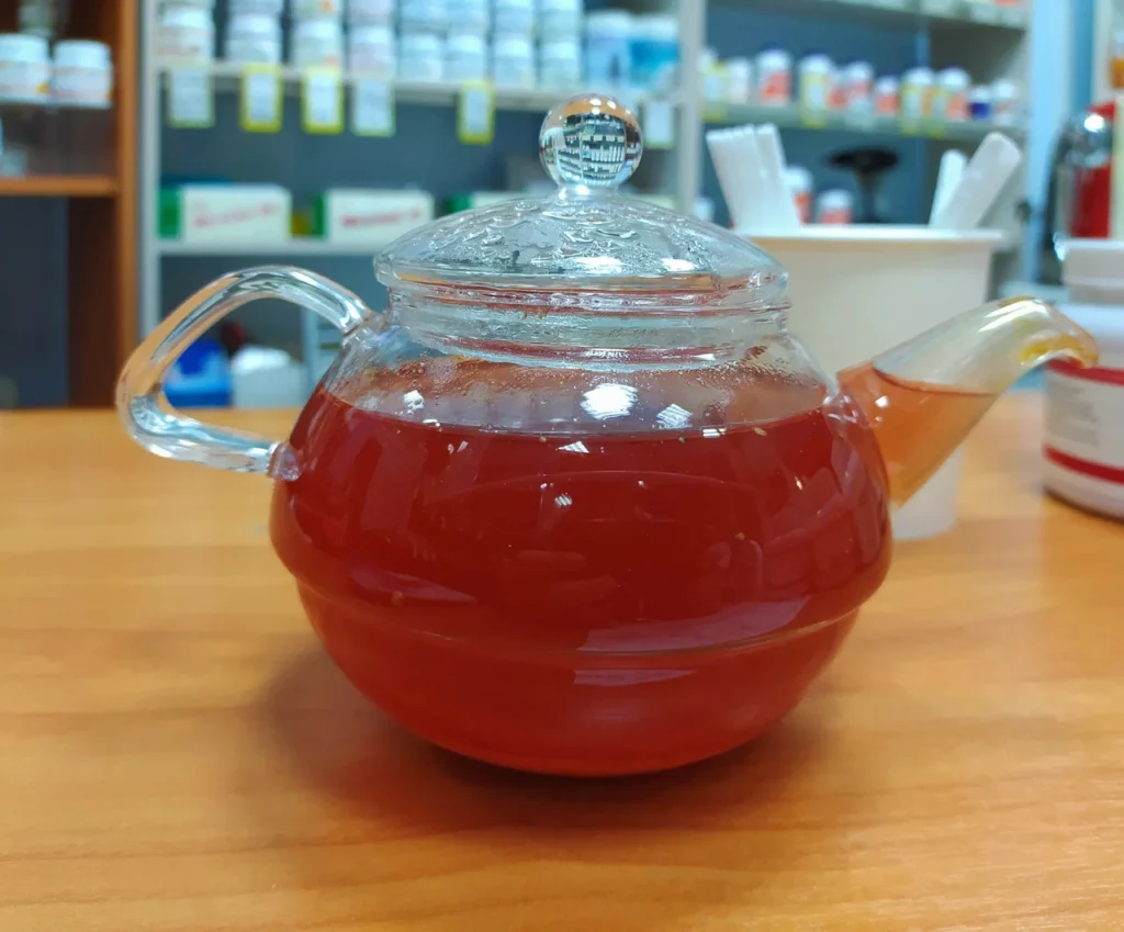 Гранатовый чай в прозрачном чайнике